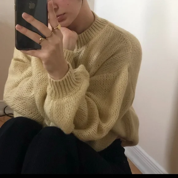 Yellow sweater - Picture 2 of 2